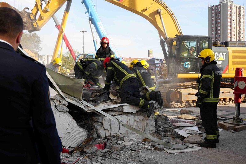 Devetletna Tina in njena sestrica Sara sta z dedkom čakali na vlak, ko se je zgodila tragedija: "Nestrpno smo ju čakali ..." (foto: Profimedia)