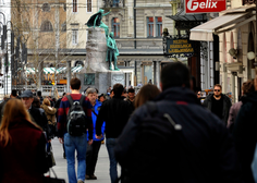 Drzna tatvina v centru Ljubljane: 56-letnica izkoristila množico ljudi in turistu ukradla ...