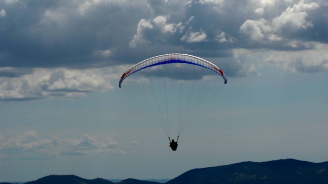 Slovenci, pomagajte: "Gre za življenje ali smrt" (jadralni padalec se je ponesrečil v tujini) (foto: Srdjan Zivulovic/Bobo)