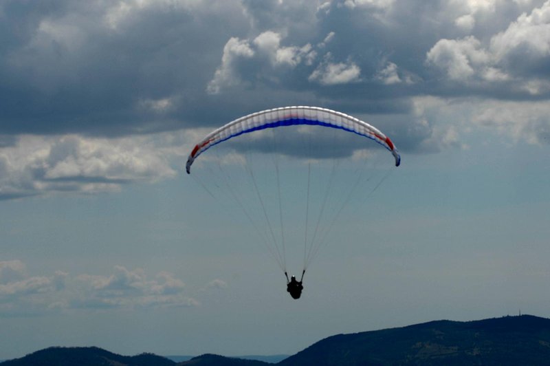 Slovenci, pomagajte: "Gre za življenje ali smrt" (jadralni padalec se je ponesrečil v tujini) (foto: Srdjan Zivulovic/Bobo)