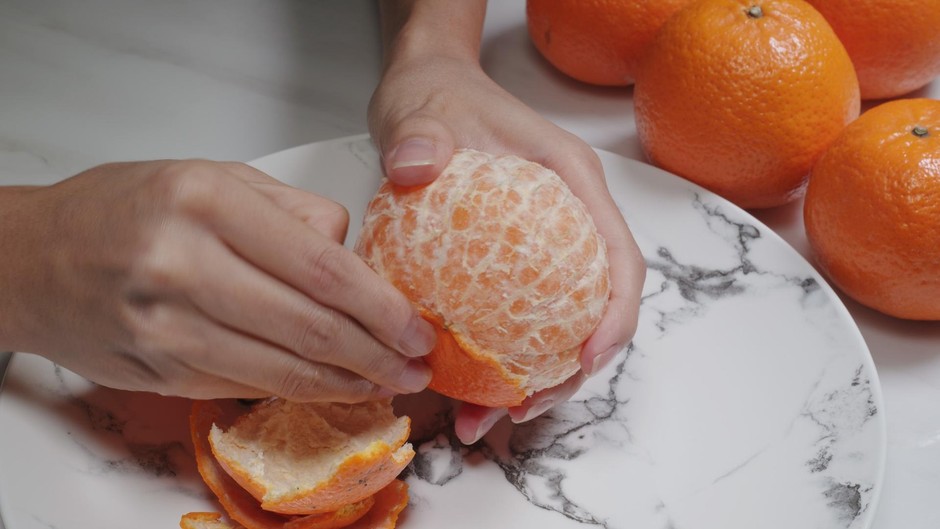 Mandarine so slasten sadež, ki ga mnogi obožujejo. Medtem ko številni uživajo v sadežu, pa lupino pogosto zavržejo, ne da …