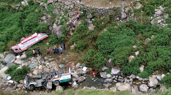 Smrtonosna vožnja: avtobus zapeljal v prepad, več deset mrtvih in ranjenih (foto: Profimedia)