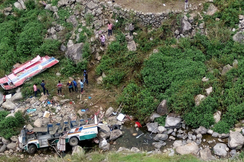 Smrtonosna vožnja: avtobus zapeljal v prepad, več deset mrtvih in ranjenih (foto: Profimedia)