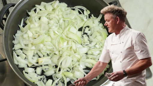 Dušite čebulo, kot to počnejo chefi: hitreje bo pripravljena in veliko bolj okusna bo (Gordon Ramsay priporoča)