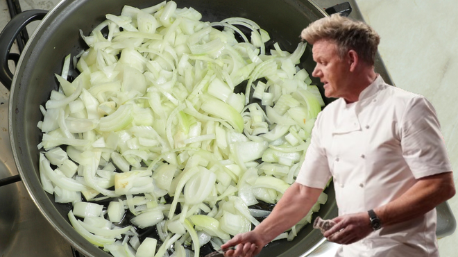 Dušite čebulo, kot to počnejo chefi: hitreje bo pripravljena in veliko bolj okusna bo (Gordon Ramsay priporoča) (foto: Profimedia/fotomontaža)