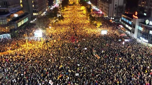 Protest v Novem Sadu: več tisoč ljudi zahteva odstop odgovornih za nesrečo na železniški postaji