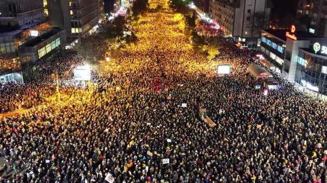 Protest v Novem Sadu: več tisoč ljudi zahteva odstop odgovornih za nesrečo na železniški postaji (foto: Twitter/KPromeni)