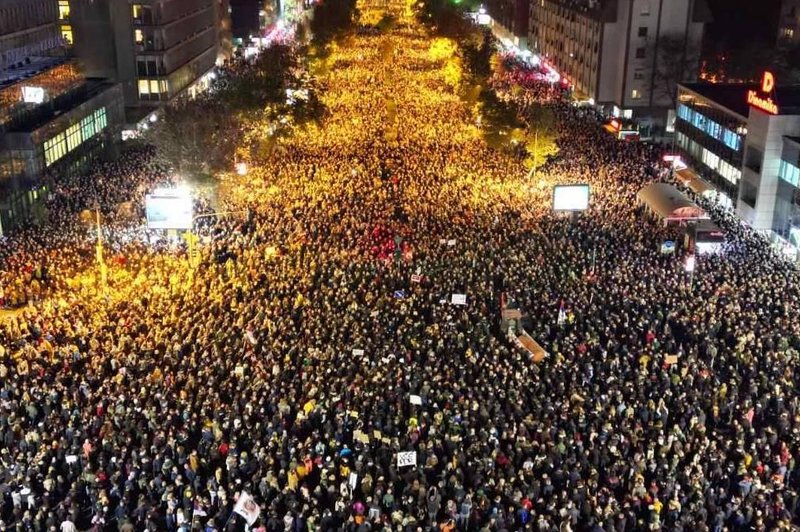 Protest v Novem Sadu: več tisoč ljudi zahteva odstop odgovornih za nesrečo na železniški postaji (foto: Twitter/KPromeni)