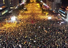 Protest v Novem Sadu: več tisoč ljudi zahteva odstop odgovornih za nesrečo na železniški postaji