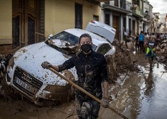 Uničujoče poplave: število smrtnih žrtev naraslo na 219, pogrešanih še 78 ljudi