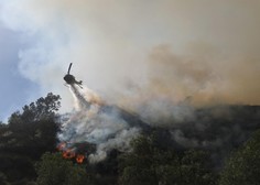 Hiše v plamenih: požar uničil več kot 130 hiš, na tisoče ljudi evakuiranih (FOTO)