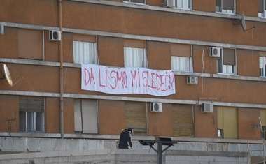 Protesti po tragičnem dogodku na železniški postaji se vrstijo: ugotovili so, da je bila zgrajena nezakonito (FOTO)