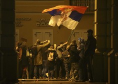 Protesti po tragičnem dogodku na železniški postaji se vrstijo: ugotovili so, da je bila zgrajena nezakonito (FOTO)