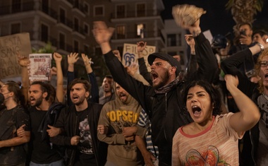 V Valencii po katastrofalnih poplavah na ulice jezna množica protestnikov (izbruhnili so izgredi)