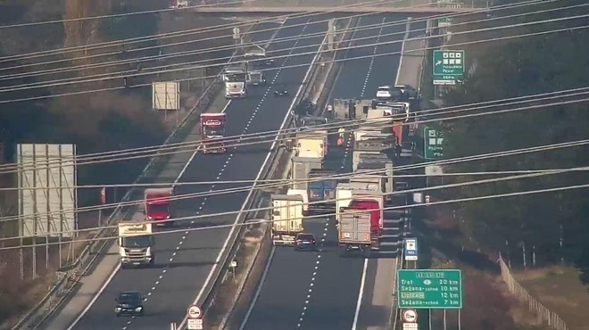 Na avtocesti se je prevrnil tovornjak: previdno, če vozite v smeri ... (foto: Promet.si)