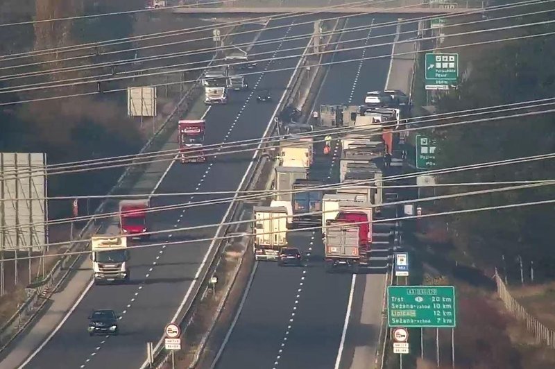 Na avtocesti se je prevrnil tovornjak: previdno, če vozite v smeri ... (foto: Promet.si)