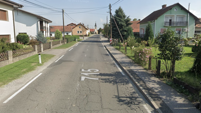 V majhnem slovenskem kraju že od 2017 opozarjajo na nevarno cesto: se bo končno kaj premaknilo? (foto: Google Street View/posnetek zaslona)