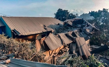 Bali v dimnih oblakih: izbruhnil je vulkan, ovirani so vsi mednarodni poleti (FOTO)