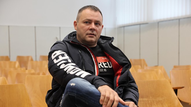 Začetek sojenja Kamenikovi hudodelski združbi, razstreljevalca bankomatov sodnico prosita za milost (foto: Bobo)