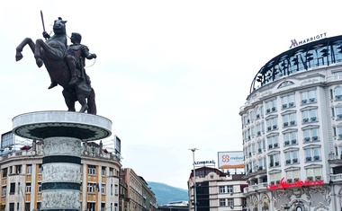 Eni se zgražajo, drugi jo občudujejo — v prestolnici nekdanje jugoslovanske republike, ki zaradi drastične preobrazbe razdvaja javnost (FOTOREPORTAŽA)