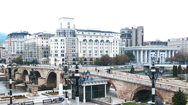 Eni se zgražajo, drugi jo občudujejo — v prestolnici nekdanje jugoslovanske republike, ki zaradi drastične preobrazbe razdvaja javnost (FOTOREPORTAŽA) (foto: Marijana Podhraški)