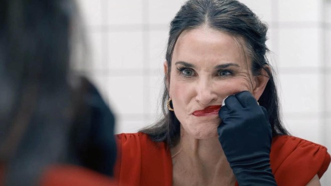 Ni za tiste z občutljivim želodcem: Demi Moore se v telesni grozljivki vrača v velikem slogu (foto: Profimedia)