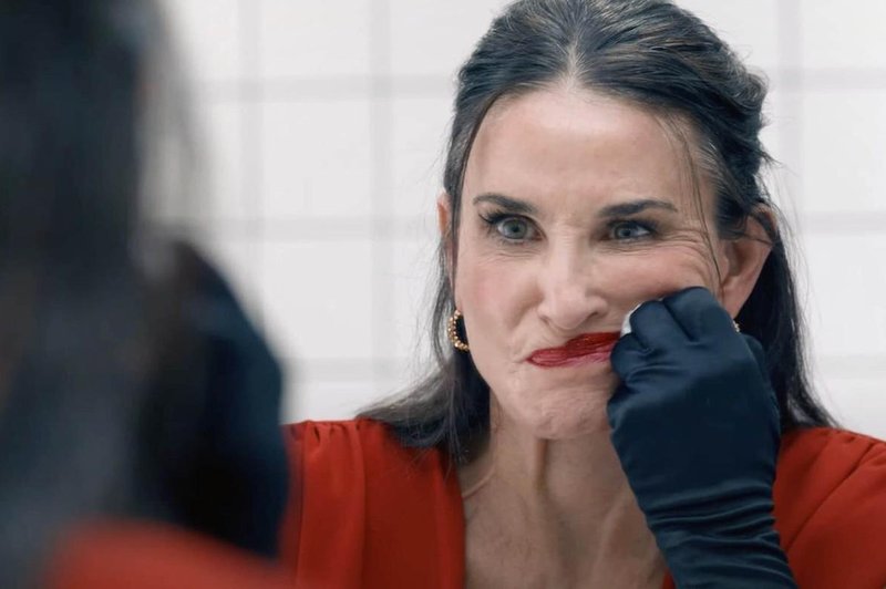 Ni za tiste z občutljivim želodcem: Demi Moore se v telesni grozljivki vrača v velikem slogu (foto: Profimedia)