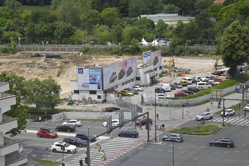 Janković bo že izdajal dovolilnce za parkirno hišo, ta pa še sploh ne obstaja (foto: BOBO/Žiga Živulovič jr.)