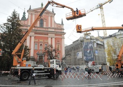 Praznična okrasitev Ljubljane na udaru kritik: "Vsako leto je slabše"