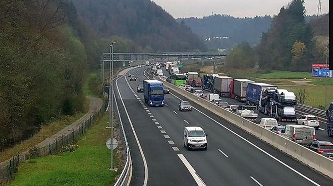 Kaos na slovenski avtocesti: zaradi nesreče popolna zapora, policija voznike opozarja, naj ... (foto: Promet.si)