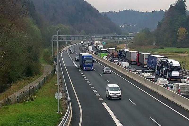 Kaos na slovenski avtocesti: zaradi nesreče popolna zapora, policija voznike opozarja, naj ... (foto: Promet.si)