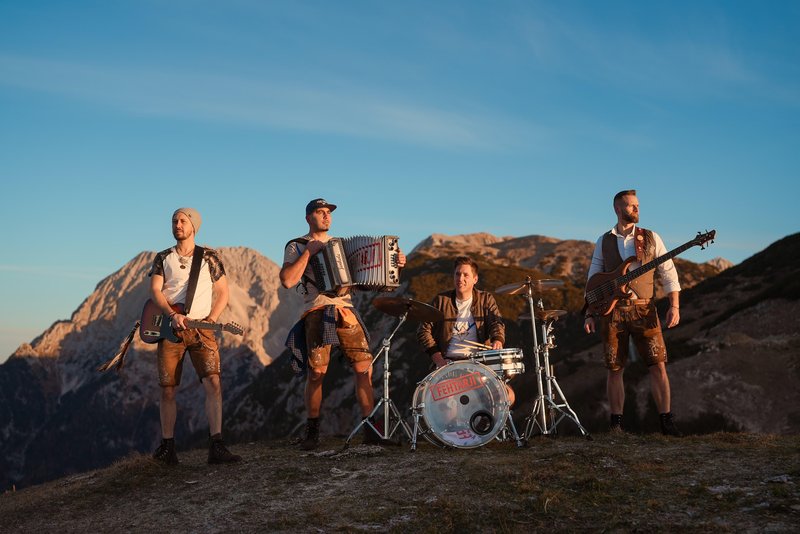 Fehtarji skupina videospot Gorenjska ljubljena