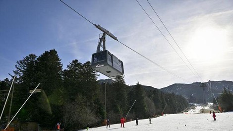 Incident na najvišjem evropskem smučišču: gondola trčila v postajo, več poškodovanih