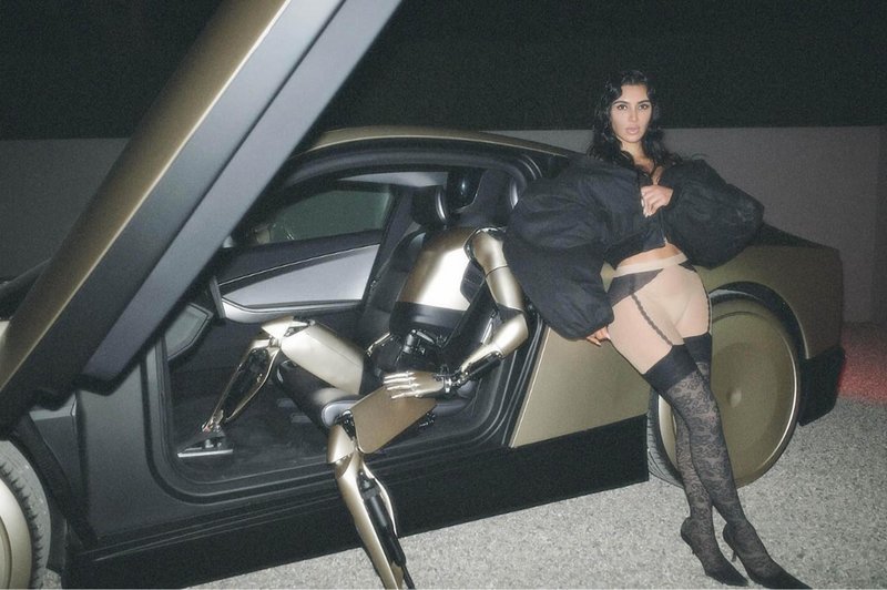 Poglejte, kako je Kim Kardashian spoznala robota Tesla Optimus (VIDEO) (foto: Profimedia)