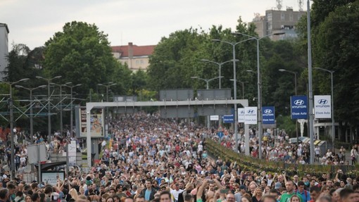 Srbske oblasti kočno ukrepajo: pridržani zelo pomembni členi tragedije