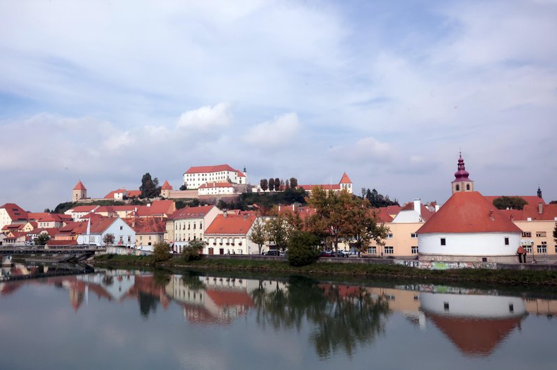 Pred začetkom obnove grajske žitnice bo potrbno premostiti še nekaj ovir (foto: BoBo)