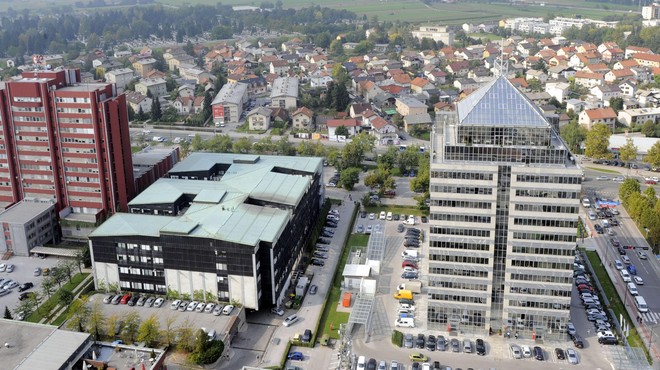 Slovenci kot nori nakupujejo v priljubljeni trgovini, še pred njo je bil to prostor za noro zabavo starih in mladih (foto: Bor Slana/Bobo)