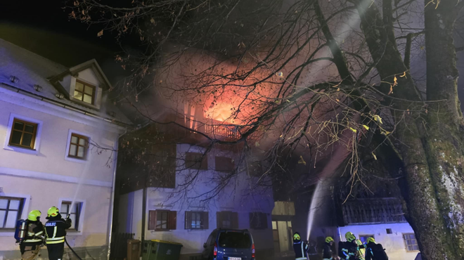 V Tržiču je izbruhnil požar: hudo je bil poškodovan moški (foto: PGD Tržič FB)