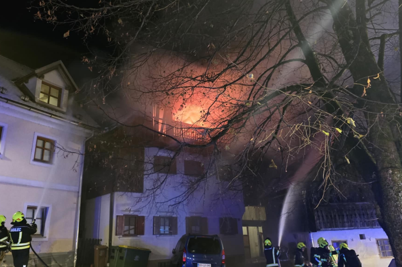 V Tržiču je izbruhnil požar: hudo je bil poškodovan moški (foto: PGD Tržič FB)