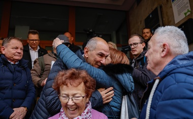 Zgodil se je grob novinarski incident v Celju: grožnje in nasilje sredi protestov (FOTO)