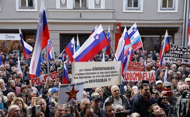 Zgodil se je grob novinarski incident v Celju: grožnje in nasilje sredi protestov (FOTO)