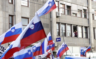 Zgodil se je grob novinarski incident v Celju: grožnje in nasilje sredi protestov (FOTO)