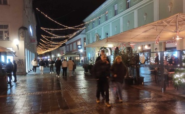 Maribor zažarel v praznični okrasitvi, ob tem pa se je v mestu nagnetlo ljudi (FOTO)