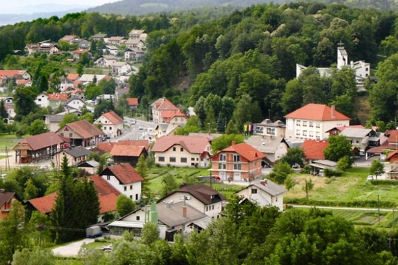 Slovenska občina trepeta pred najstniškimi vandali: eksplozije, vlomi, uničevanje lastnine, v primežu policije pa ... župan! (foto: Občina Škofljica/Facebook)