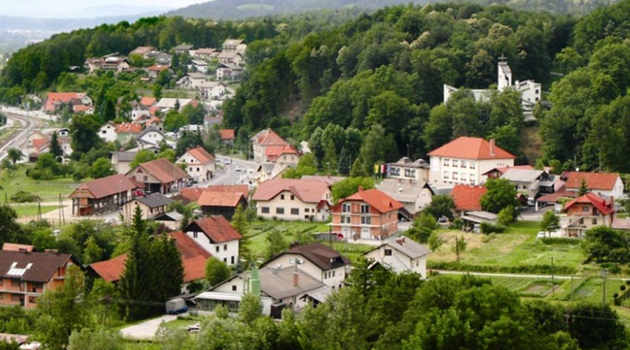 Slovenska občina trepeta pred najstniškimi vandali: eksplozije, vlomi, uničevanje lastnine, v primežu policije pa ... župan! (foto: Občina Škofljica/Facebook)