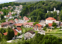 Slovenska občina trepeta pred najstniškimi vandali: eksplozije, vlomi, uničevanje lastnine, v primežu policije pa ... župan!