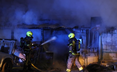 V hiši sta bili 2 osebi, ko je izbruhnil silovit požar: grozljiv dogodek v Ljubljani gasilcev ni pustil ravnodušnih (FOTO)