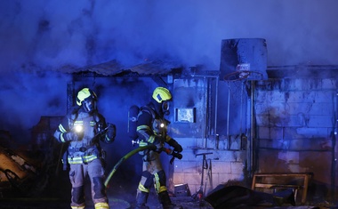 V hiši sta bili 2 osebi, ko je izbruhnil silovit požar: grozljiv dogodek v Ljubljani gasilcev ni pustil ravnodušnih (FOTO)