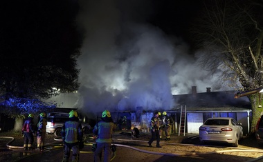 V hiši sta bili 2 osebi, ko je izbruhnil silovit požar: grozljiv dogodek v Ljubljani gasilcev ni pustil ravnodušnih (FOTO)