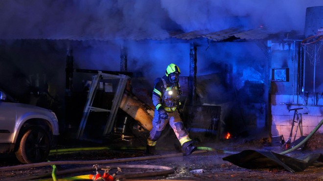 V hiši sta bili 2 osebi, ko je izbruhnil silovit požar: grozljiv dogodek v Ljubljani gasilcev ni pustil ravnodušnih (FOTO) (foto: Borut Živulović/Bobo)